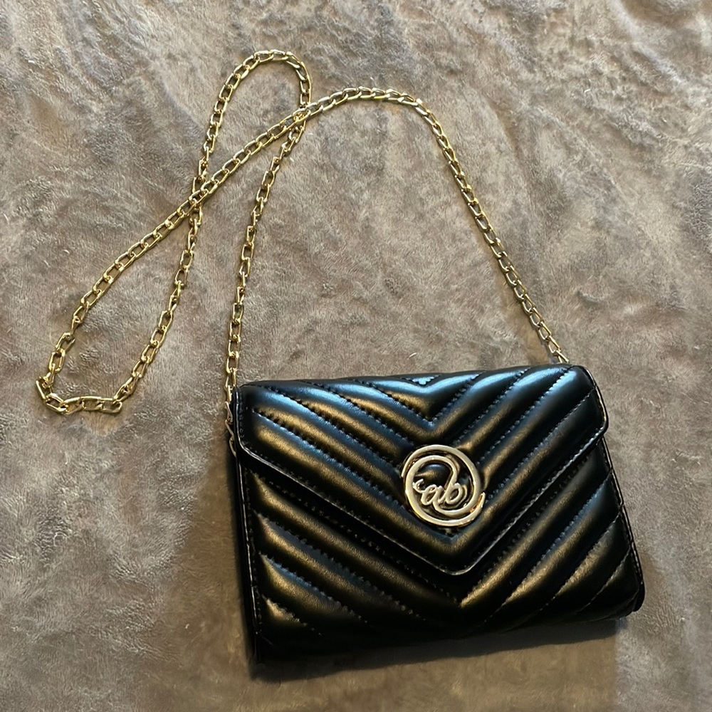 Hand purse/ off the shoulder black and gold